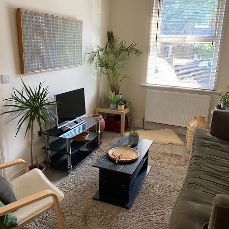 35 Mins To Central London. 3 Bedrooms. 2 Bathrooms With Garden エクステリア 写真