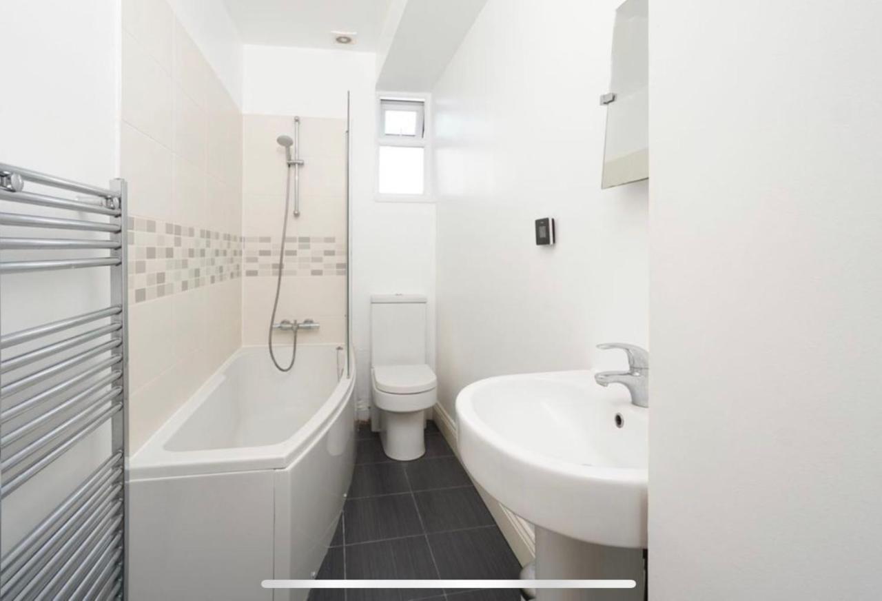 35 Mins To Central London. 3 Bedrooms. 2 Bathrooms With Garden エクステリア 写真
