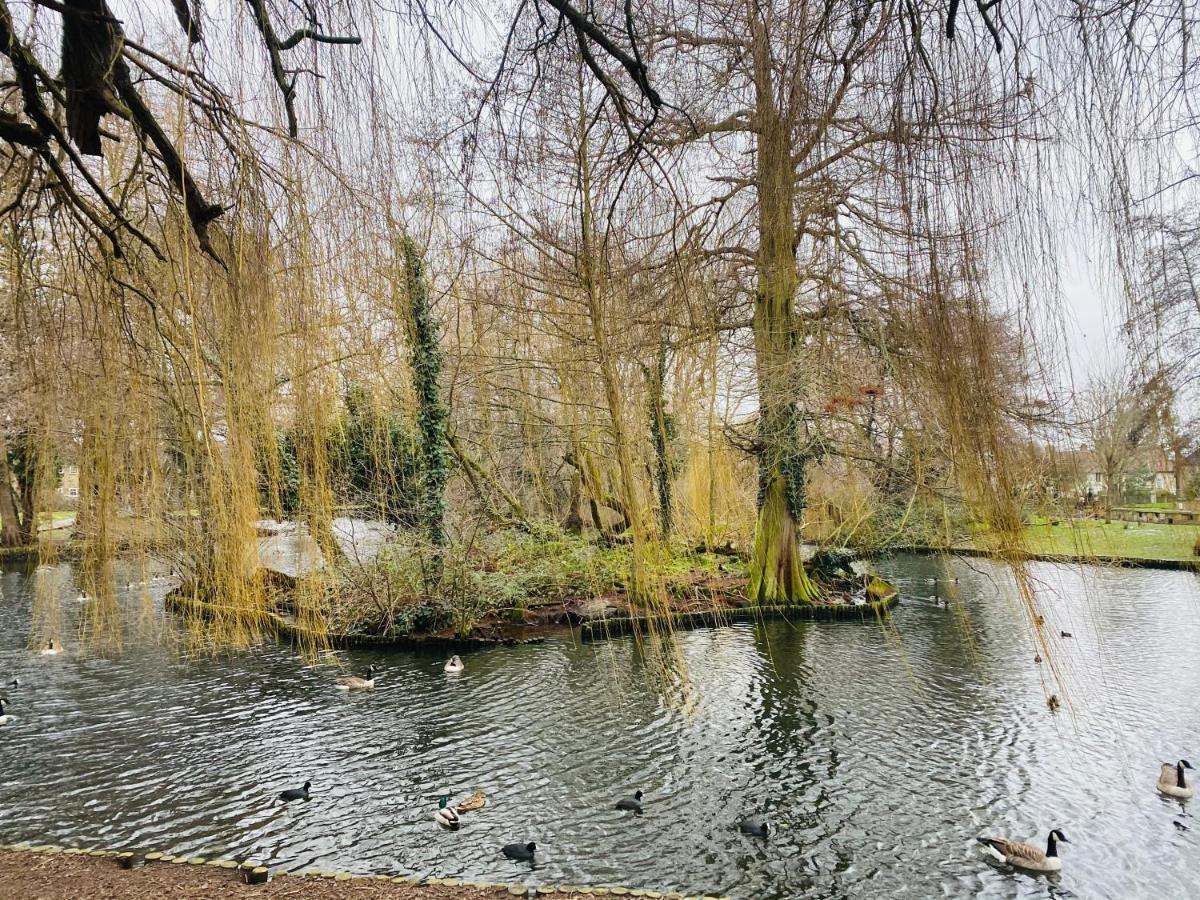 35 Mins To Central London. 3 Bedrooms. 2 Bathrooms With Garden エクステリア 写真