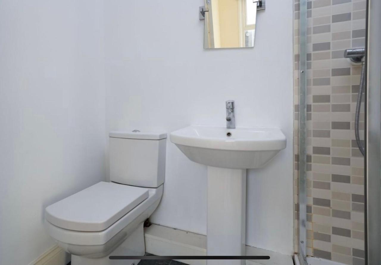 35 Mins To Central London. 3 Bedrooms. 2 Bathrooms With Garden エクステリア 写真